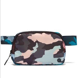 Everywhere Belt Bag- Heritage 365 Camo Guava Pink/Cafe Au Lait/Hawaiian Blue